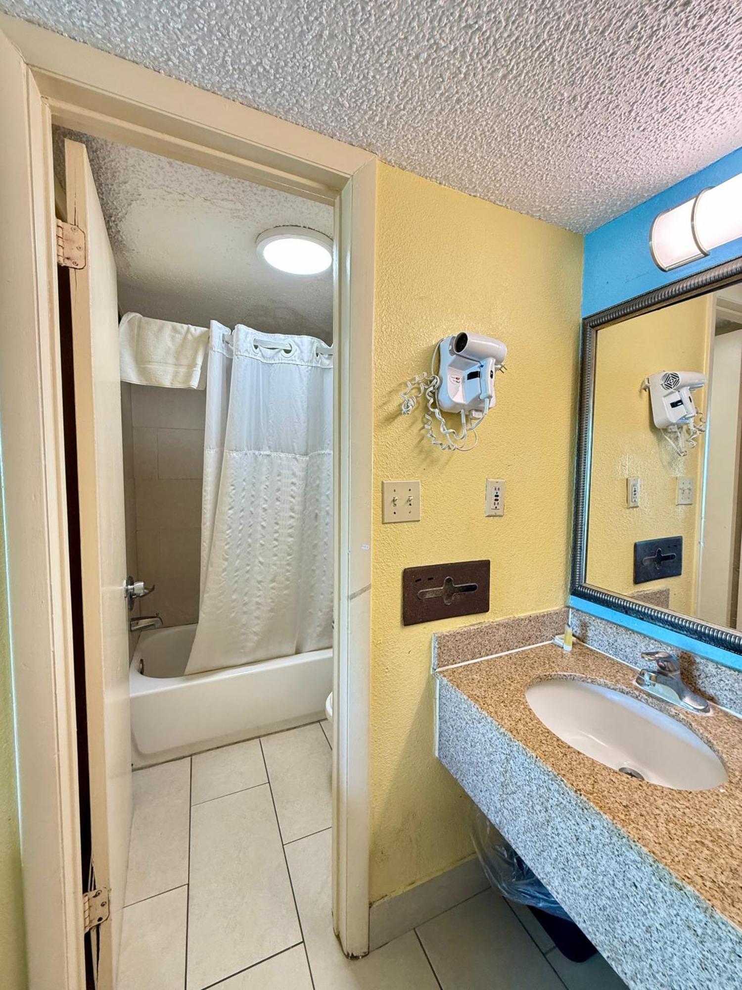 Days Inn By Wyndham Ruther Glen Kings Dominion Area Buitenkant foto